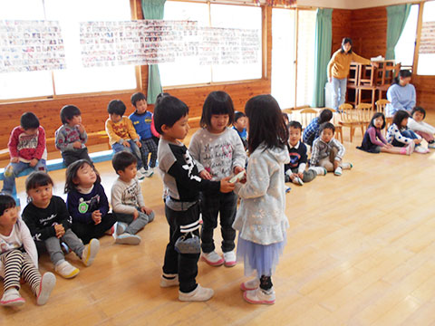 保育証書の筒渡し02