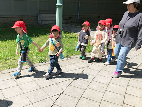 全園児で散歩01