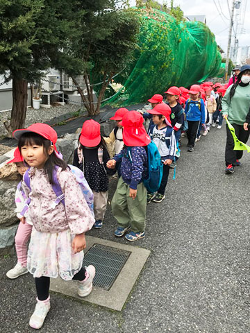 全園児でお散歩へ01