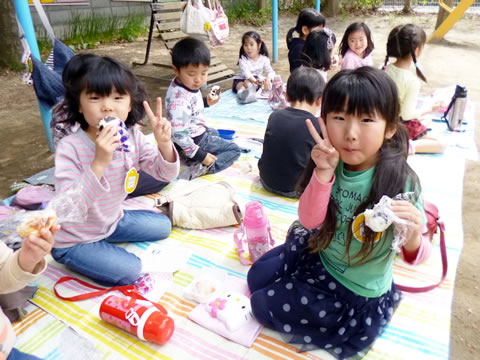 お外でお弁当01